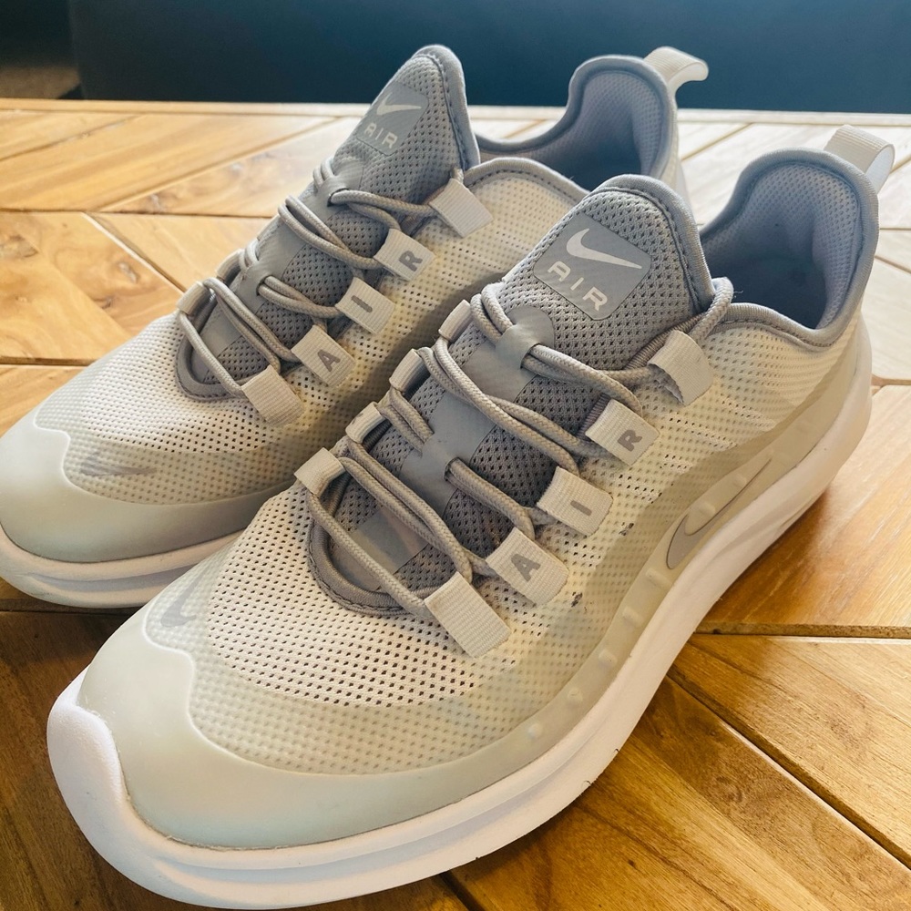 Women’s Nike Air Max Athletic Shoes Size 8